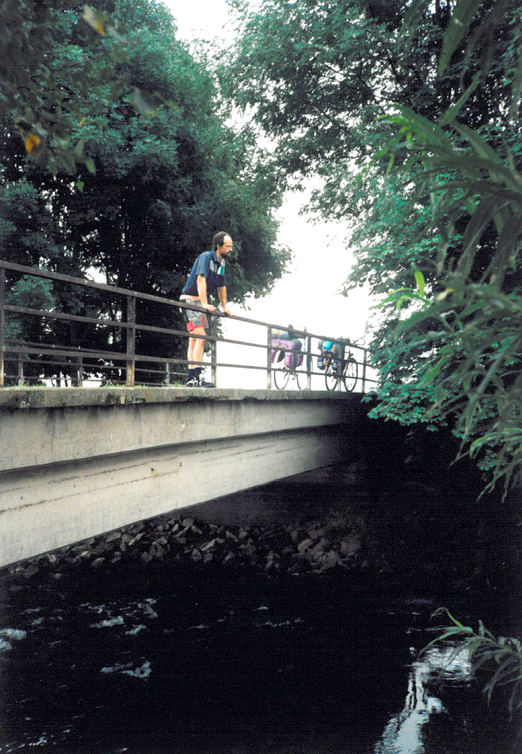 Uwe steht auf der Brücke